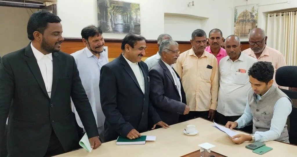 A citizen of Savgaon is dying while still alive.