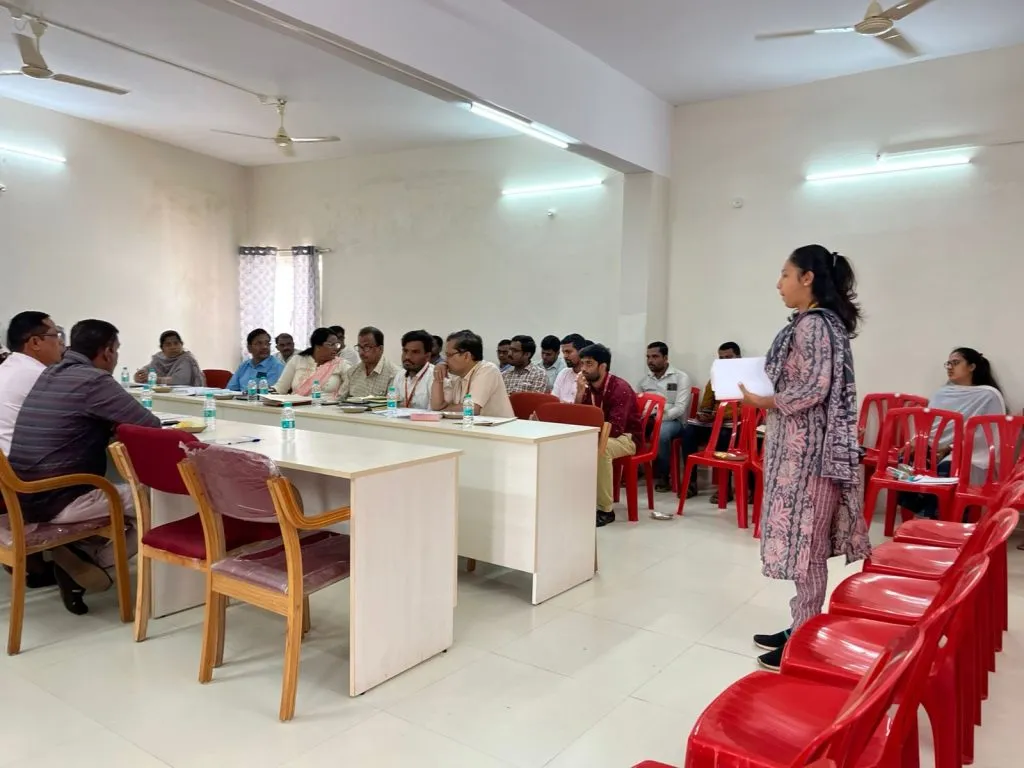 तीन महिला अधिकाऱ्यांना काढले बैठकीतून बाहेर Three female officers were removed from the meeting.