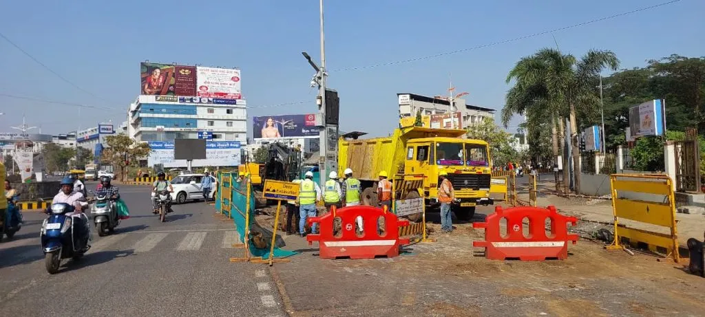 जलवाहिनी दुरुस्ती कामामुळे वाहतूक विस्कळीत Traffic disruption due to water main repair work