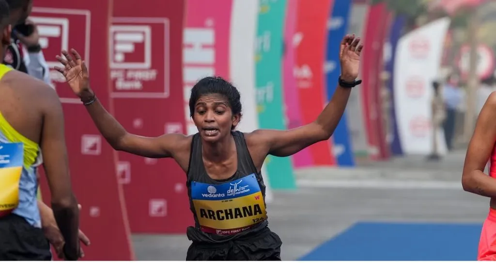 अर्चना जाधवचे तात्पुरते निलंबन