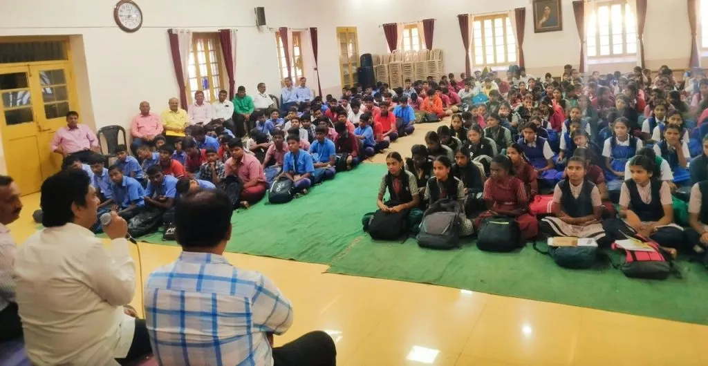 एसएसएलसीच्या विद्यार्थ्यांशी आमदार सेठ यांनी साधला संवाद MLA Seth interacted with SSLC students