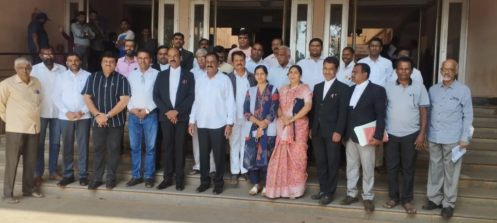 विजय देवणेंसह पाच जणांची वकालत दाखल Five people including Vijay Devane filed a complaint