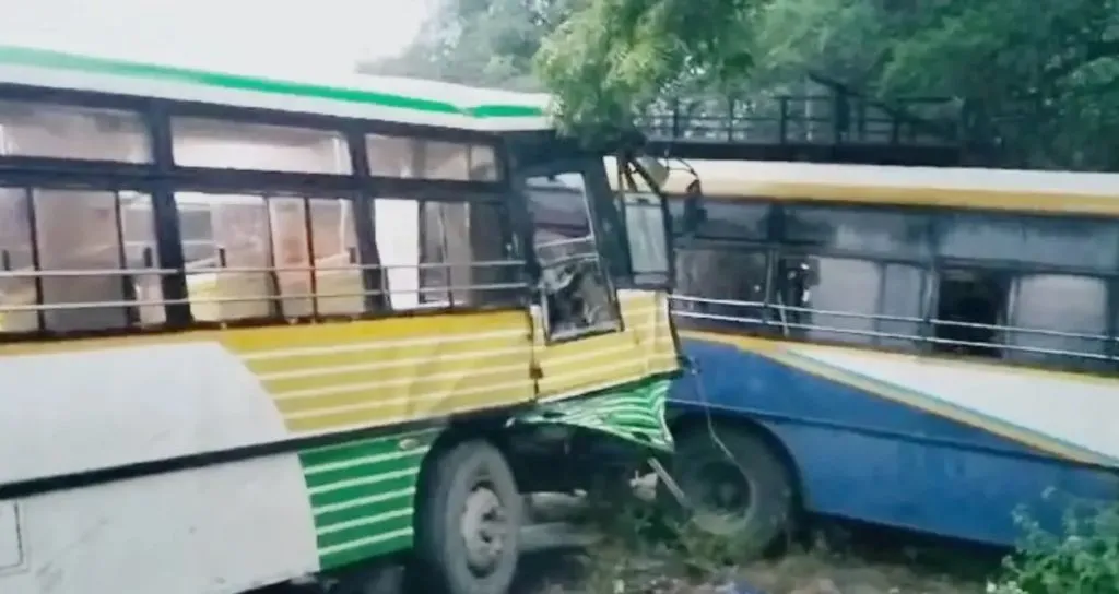 आंध्रप्रदेशात दोन बसेसची जोरदार टक्कर Two buses collide in Andhra Pradesh