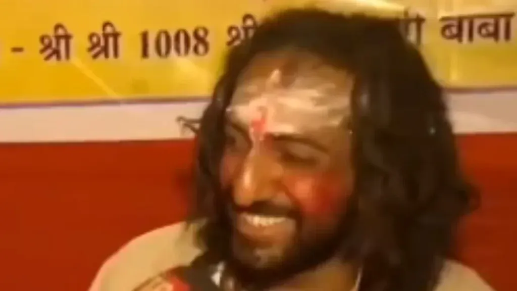 Kumbhamēḷāvyātalā'in̄jini'ara bābā' hī jhālā vhāyarala gaṅgā nadīcyā tīrāvara śāhī snānāsāṭhī rāṅgēta ubhā asalēlyā bhāvikān̄cyā samudāta in̄jini'ara bābānē sarvān̄cē viśēṣa ākarṣaṇa banalā āhē. Show more 171 / 5,000 'Engineer Baba' at Kumbh Mela goes viral