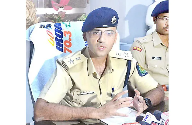 कोट्यावधींचा गंडा घालणाऱ्यांचा पर्दाफाश Exposing those who embezzled crores