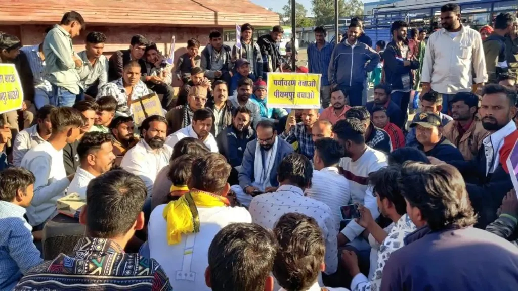 विषारी कचऱ्याच्या निषेधार्थ दोघांचा आत्मदहनाचा प्रयत्न Two attempt self-immolation to protest toxic waste