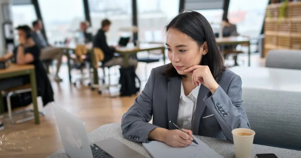 346 रुपयांत ऑफिस, लंच, केवळ जॉब नाही Office, lunch, not just a job for Rs 346