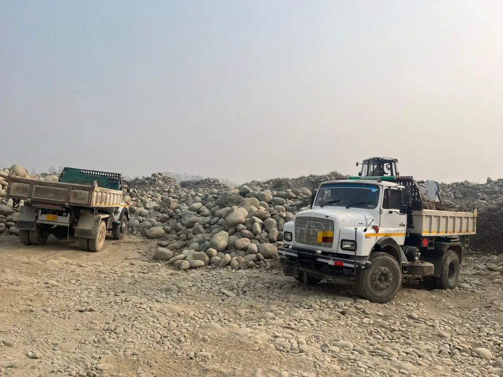 अनाधिकृत गौण खनिज, दगड वाहतूक करणाऱ्या डंपरवर कारवाई Action Taken on Dumpers Transporting Illegal Minor Minerals
