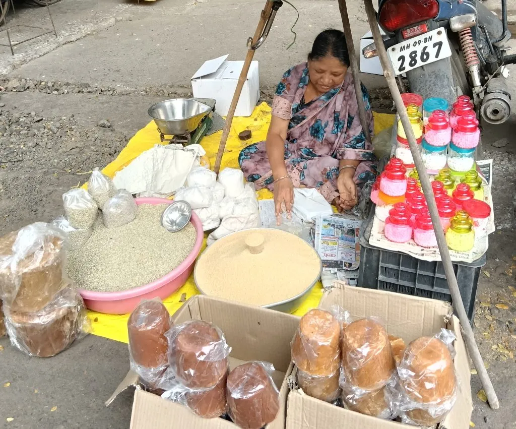 भोगीसह संक्रातीच्या साहित्य खरेदीला गर्दी Crowds gather to buy materials for Bhogi and Sankranti