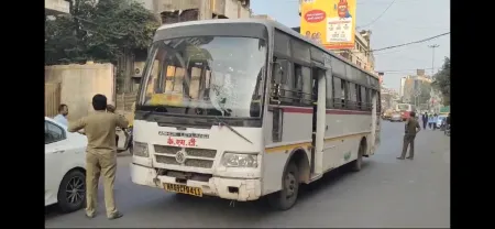 मद्यपी तरुणांकडून केएमटीवर दगडफेक Drunk youths pelt stones at KMT