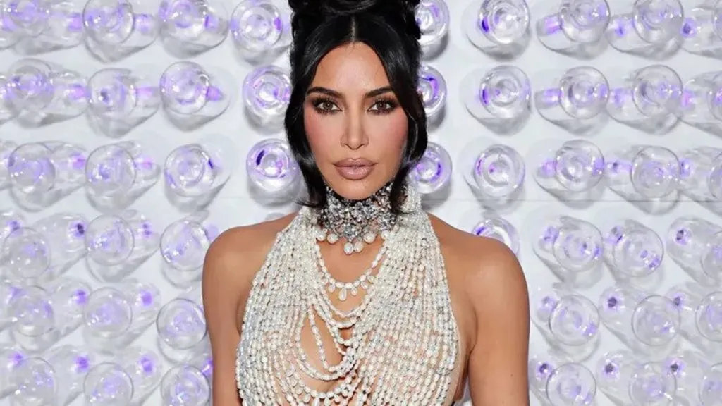 किम कार्दशियन पुन्हा रिलेशनशिपमध्ये Kim Kardashian is back in a relationship