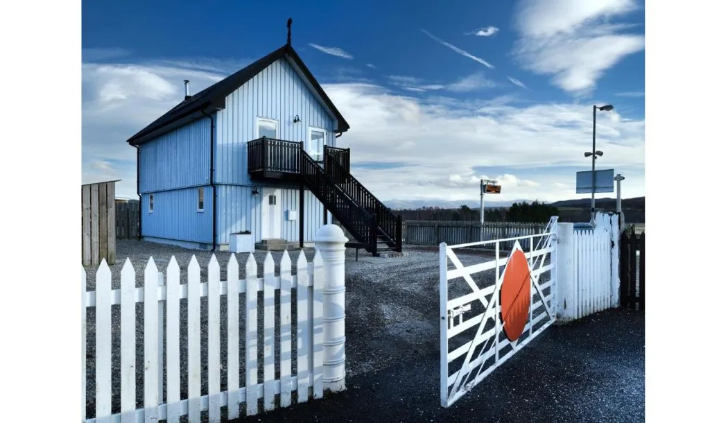 रेल्वेमार्गापासून काही इंचावर असलेले हॉटेल Hotel located a few inches from the railway track