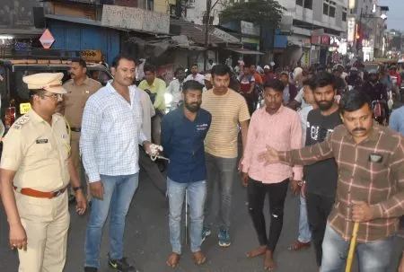 केएमटी बसवर दगडफेक करणाऱ्यांना फिरविले Stone-throwers at KMT bus turned away