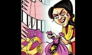 A group of women broke into a house in broad daylight and stole jewelry.