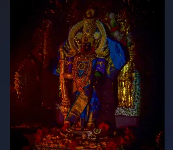 The sun's rays reach the waist of the Ambabai idol.