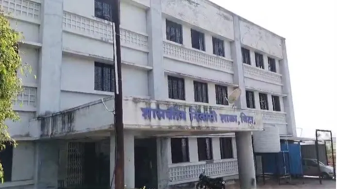 धक्कादायक! २४ विद्यार्थ्यांना जेवणातून विषबाधा Shocking! 24 students suffer food poisoning