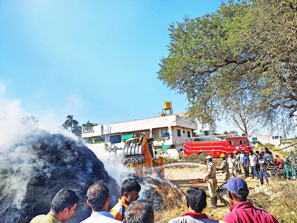 गवतगंजांना आग : आठ ट्रॉली गवत खाक Fire at haystacks: Eight trolleys of hay destroyed
