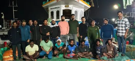 रत्नागिरीच्या समुद्रात मलपी मच्छिमार बोटींचा धुडगूस The hustle and bustle of Malpi fishing boats in the sea of Ratnagiri