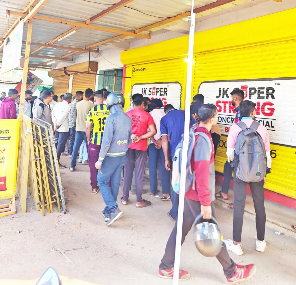 उचगाव अॅप्रोच रोडवर कॉम्प्लेक्समध्ये चोरी Theft in a complex on Uchgaon Approach Road