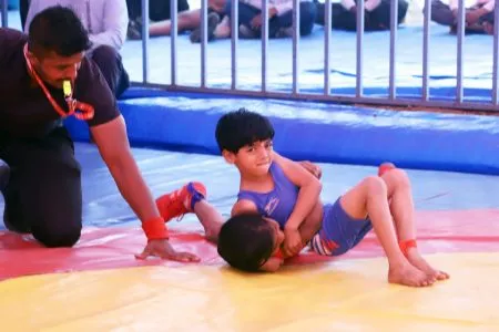 कुंभी कासारी ठरला महिला कुस्तीगीरांना मानधन देणारा पहिला कारखाना Kumbhi Kasari: First Factory to Pay Women Wrestlers