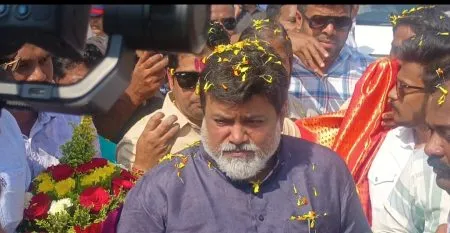 रत्नागिरी विमानतळावर उद्योगमंत्री उदय सामंत यांचे जंगी स्वागत Industries Minister Uday Samant given a warm welcome at Ratnagiri Airport