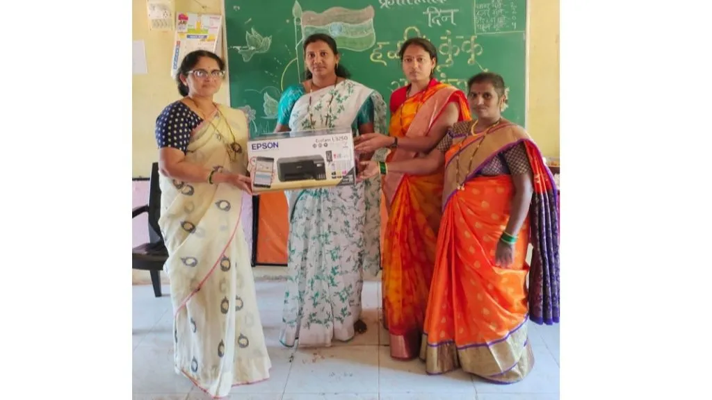 मानधनाच्या रक्कमेतून माजी सरपंचांनी दिले शाळांना कलर प्रिंटर