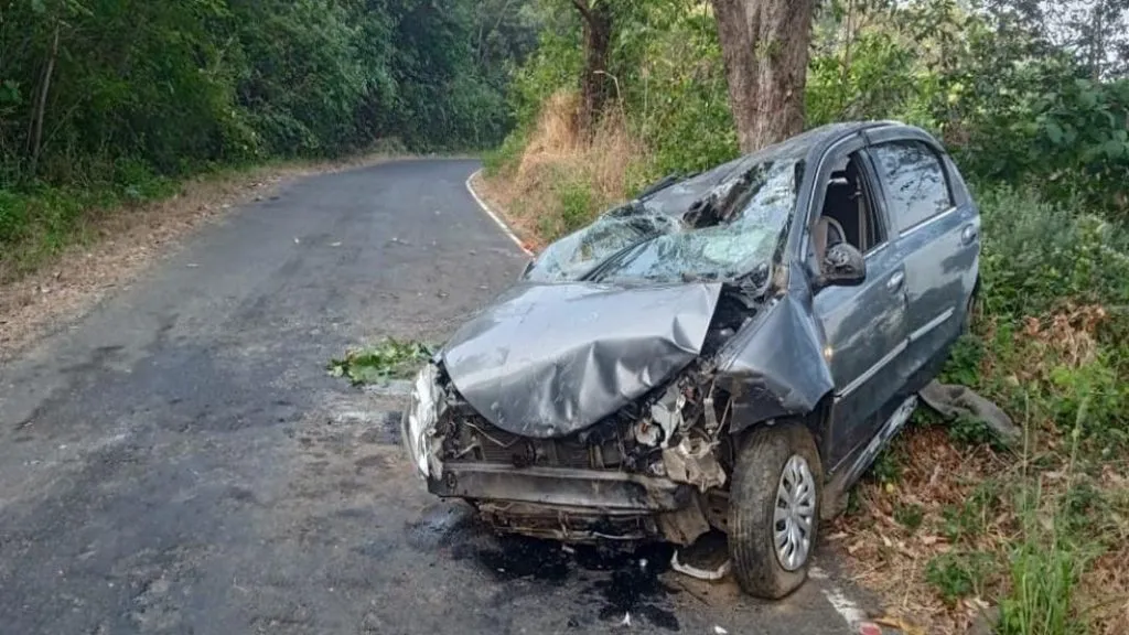 तिलारी घाटात पर्यटकांची कार 100 फूट दरीत कोसळून अपघात