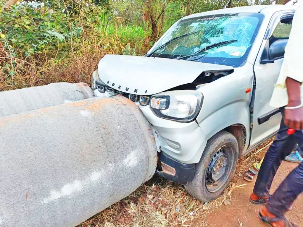 Car hits pipe near Sangolli; Child dies