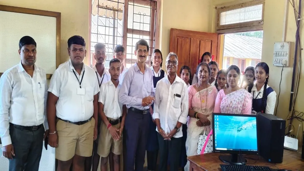 श्री देवी शांतादुर्गा हायस्कूल वडाचापाट प्रशालेस संगणक भेट