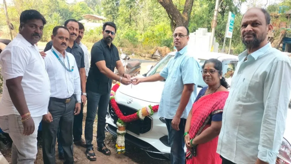 सिंधुदुर्ग बँक सुकळवाड शाखेकडून वाहनकर्ज दिलेल्या वाहनांचे वितरण