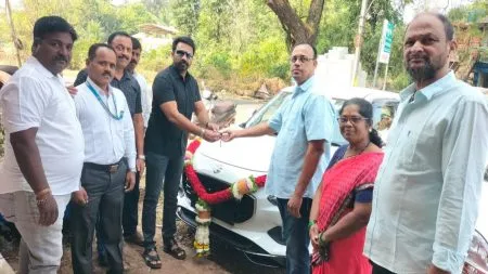 सिंधुदुर्ग बँक सुकळवाड शाखेकडून वाहनकर्ज दिलेल्या वाहनांचे वितरण