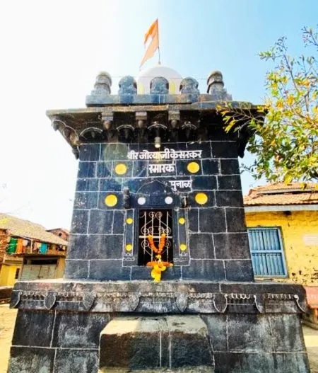 When should one bow their heads at this tomb?