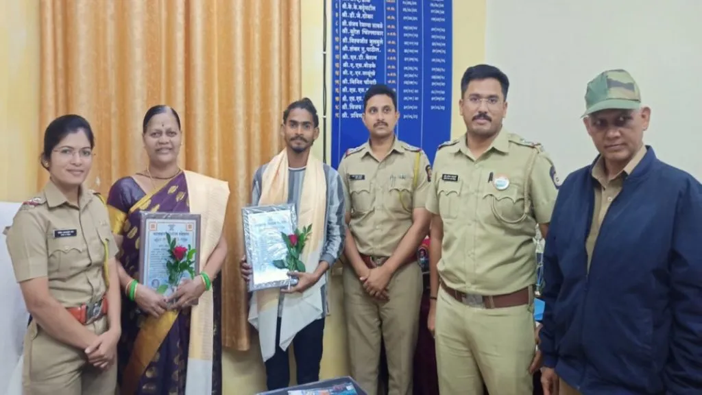 श्रद्धा बांदेकर आणि सतीश पवार यांचा मालवण पोलिसांनी केला सन्मान