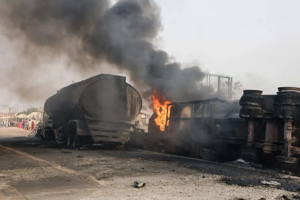 पेट्रोल टँकरच्या स्फोटात नायजेरियात 86 ठार 86 killed in petrol tanker explosion in Nigeria