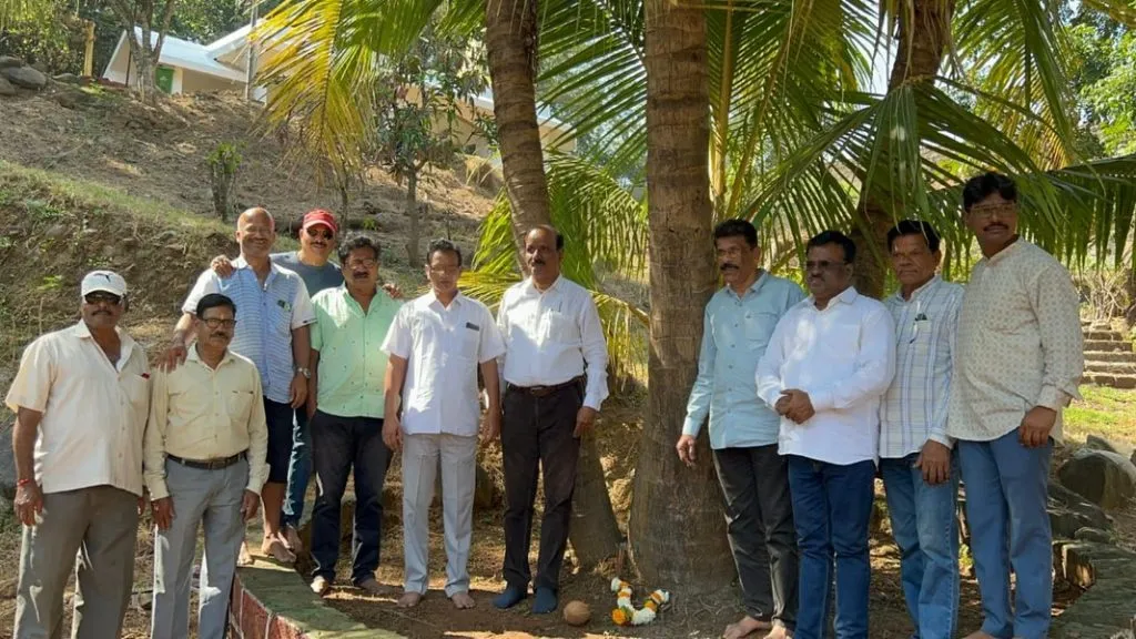 बाळासाहेब ठाकरेंच्या कल्पवृक्षरुपी जीवंत स्मारकाला अभिवादन