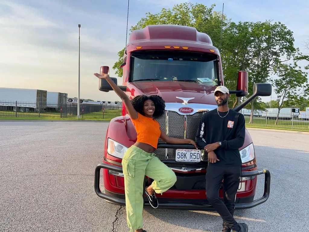 ट्रकमध्ये संसार थाटणारं विदेशी जोडपं Foreign couple living in a truck