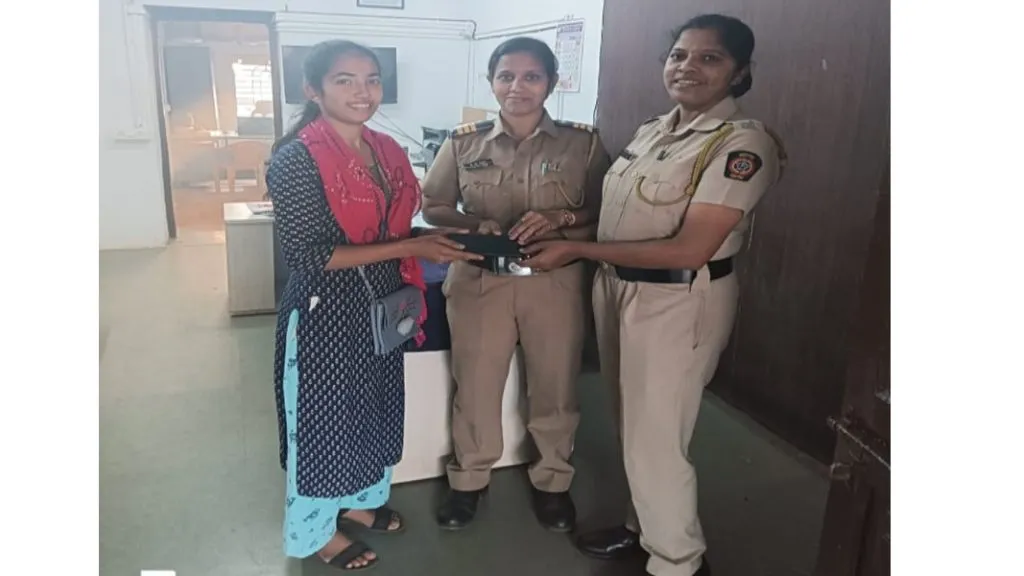 तब्बल दिड महिन्याने युवतीला मिळाला हरवलेला मोबाईल