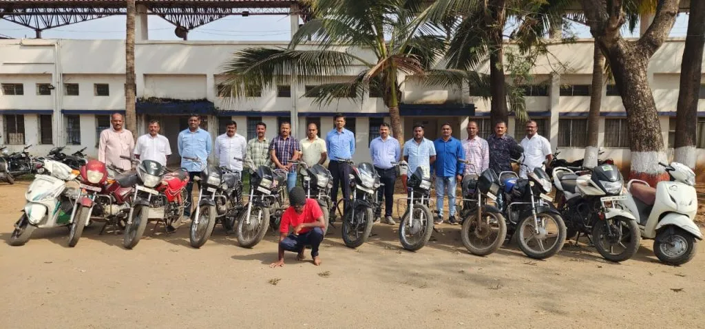 दुचाकी चोरट्यास अटक,12 दुचाकी जप्त Two-wheeler thief arrested, 12 two-wheelers seized
