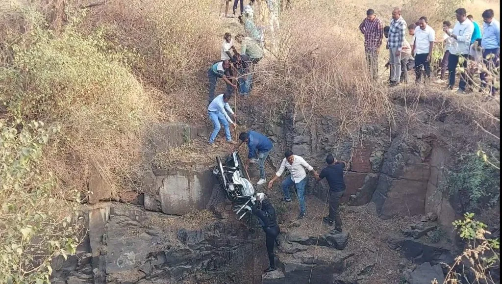 मॅगव्हिल चोरुन दुचाकी फेकल्या विहिरीत Magville was stolen and a bike was thrown into a well.