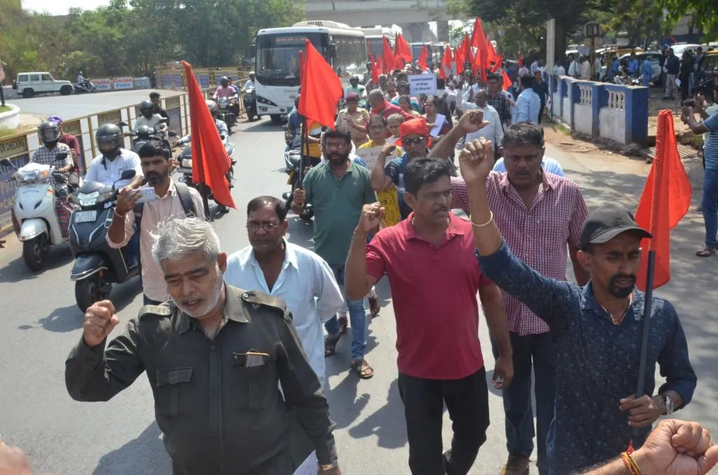 मागण्या 21 दिवसांत पूर्ण करा Fulfill the demands within 21 days.