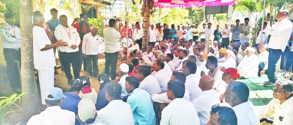 Farmers protest at HESCOM office for three-phase electricity supply, block road
