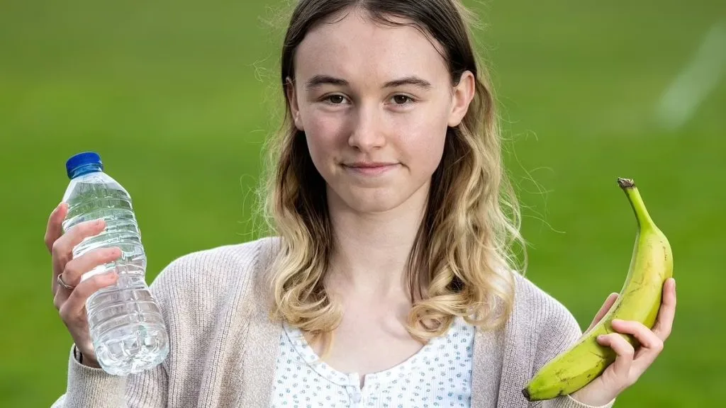 युवतीला पाण्याचीच अॅलर्जी The young woman is allergic to water.