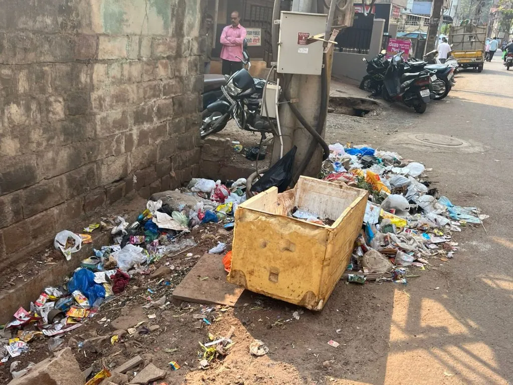 When is the garbage collection at Shaniwar Khut?