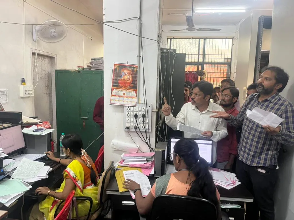 Parents rush to Municipal Corporation to get students' Aadhaar cards corrected