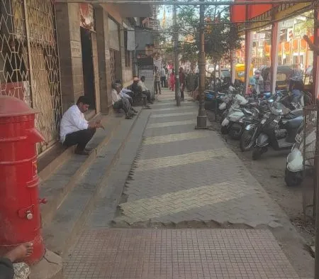 राजपथावरचे फुटपाथ पालिकेने केले रिकामे The municipality cleared the sidewalks on Rajpath.