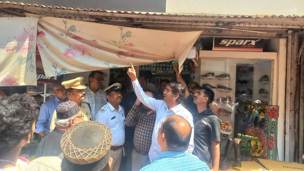 Remove obstacles in Ganpat Gali