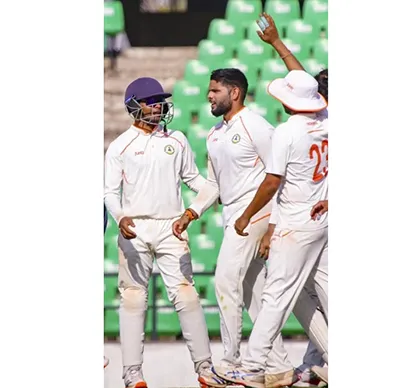 रेखाडेच्या फिरकीसमोर मुंबईचा डाव घसरला Mumbai's innings falls short in the face of Rekhade's spin