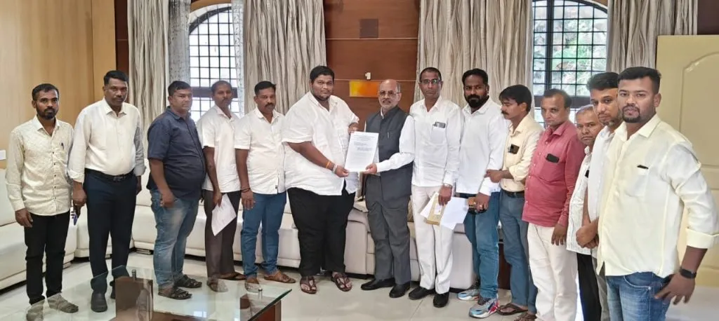 Stop strangulation of Marathi in border areas