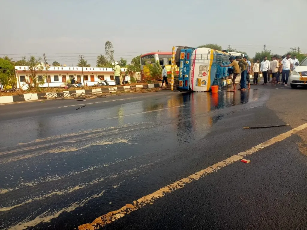 Thousands of liters of fuel wasted as petrol-diesel tanker overturns near Halga