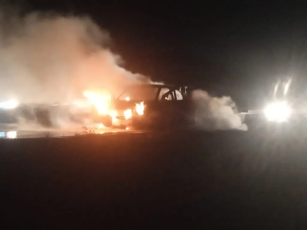 महामार्गावर बेन्नाळीनजीक धावत्या कारला आग Car catches fire while running on highway near Bennali